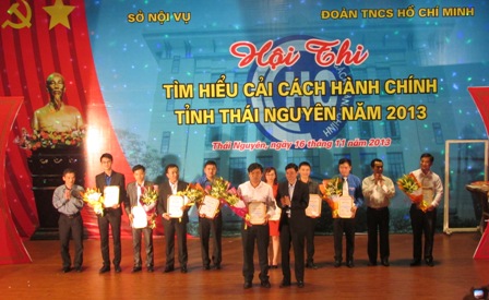Đ/c Dương Văn Tiến - Ủy viên BCH Trung ương Đoàn, Bí thư Tỉnh Đoàn trao giải nhất cho đội thi huyện Định Hóa